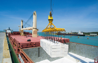 Aumenta fila de navios para embarcar açúcar nos portos do Brasil 