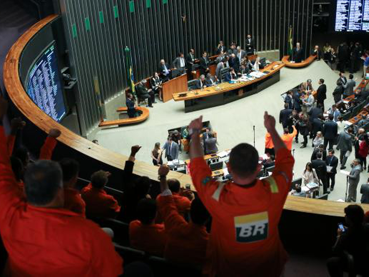 Obrigatoriedade da Petrobras na exploração do pré-sal é derrubada Obrigatoriedade da Petrobras na exploração do pré-sal é derrubada