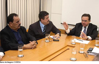Ministro recebe trabalhadores portuários