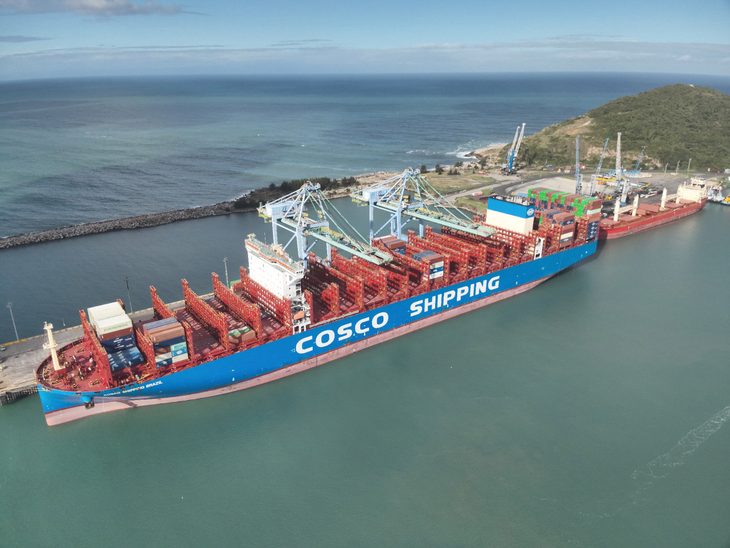 Porto de Imbituba recebe navio porta-contêineres de 336 metros em operação de importação