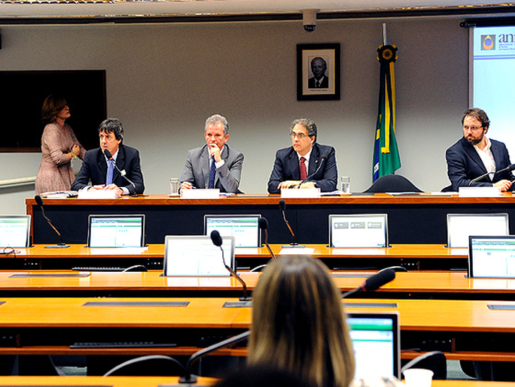 Câmara aprova royalties do petróleo para educação e saúde