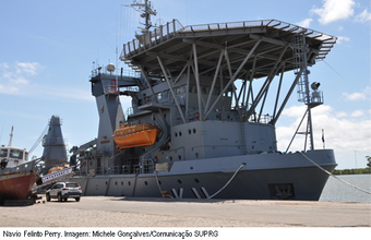 Porto do Rio Grande recebe navio de socorro submarino