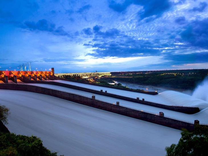 Itaipu reabre ​todas as 14 comportas do vertedouro
