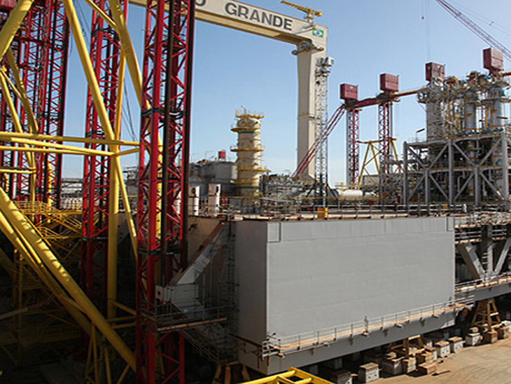 Mau tempo impede içamento de convés da P-55