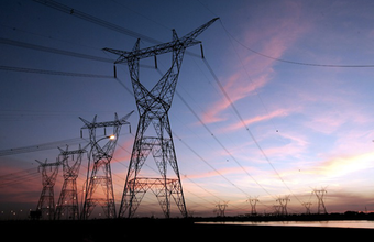 Sobe 59,3% nos últimos três anos o custo da energia elétrica para indústria nacional