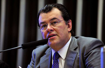 Eduardo Braga e Helder Barbalho, do PMDB, entregam pedido de demissão