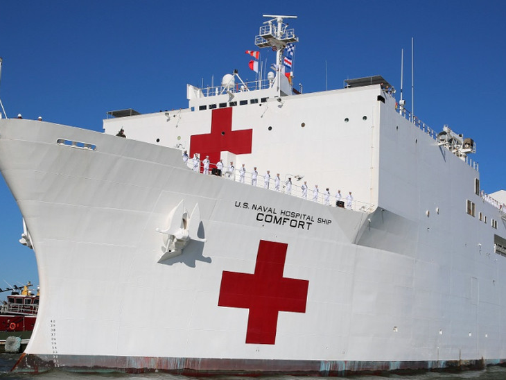 Navio-hospital da Marinha chega a Nova York para ajudar em luta contra o coronavírus
