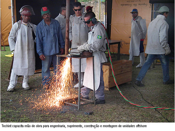Techint recruta mão-de-obra no Porto de Antonina