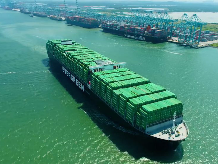 O maior contêineres do mundo faz primeira travessia pelo Canal de Suez